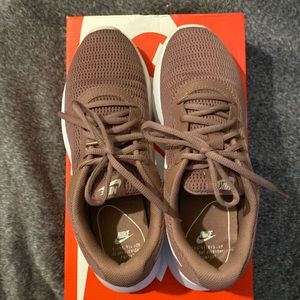 Nike Tanjun Smokey Mauve Women’s Running Shoes Size 9 in Original Box